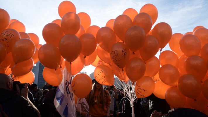 יום הולדת שנה לכפיר ביבס בכיכר החטופים