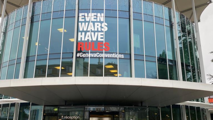 ''אפילו למלחמה יש חוקים'': המשפט שמוצג בכניסה לבניין של הצלב האדום, ציון יומולדת לכפיר ביבס