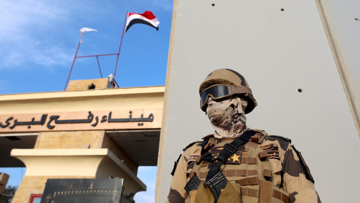 חיילים מצרים חמושים בגבול עם רצועת עזה במעבר רפיח (צילום: רויטרס)