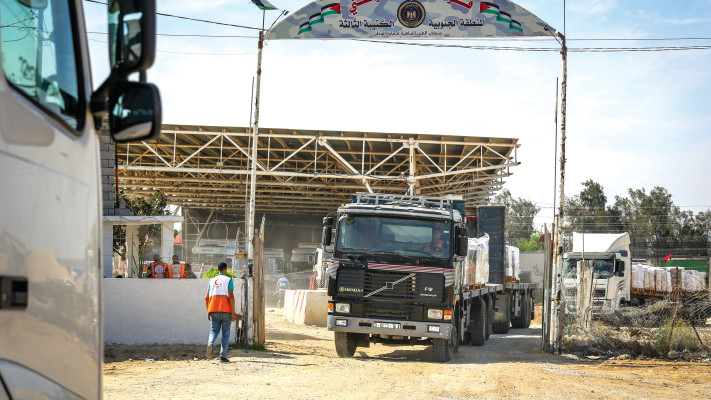 משאיות מכניסות אספקה ממצרים לרצועת עזה דרך מעבר רפיח (צילום: עטיה מוחמד, פלאש 90)