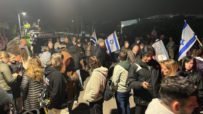 Manifestation des familles kidnappées devant la maison de Netanyahu à Césarée (photo : avec l'aimable autorisation du siège des familles)