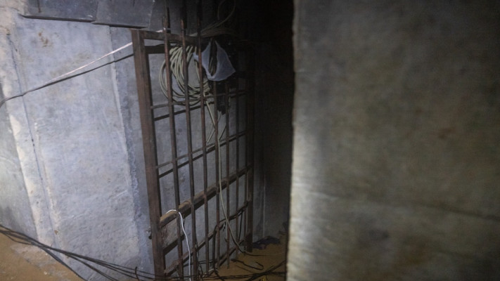 מנהרה בחאן יונס בה הוחזקו חטופים (צילום: דובר צה''ל)