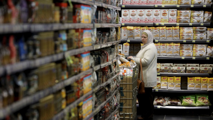 אזרחית לבנונית בסופר בביירות (צילום:  Marwan Tahtah/Getty Images)