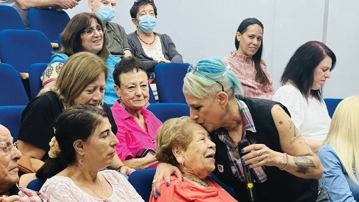 סי היימן, עם אנשים שפונו מביתיהם