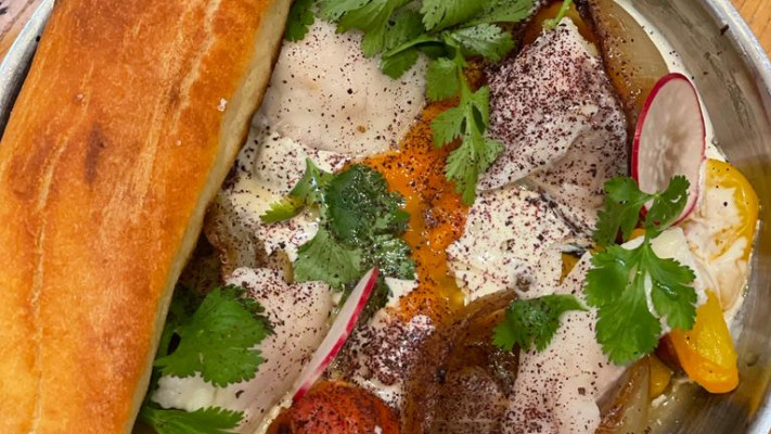 מחבת נתחי דג לבן, ''קפה גרג''. ים של טעמים