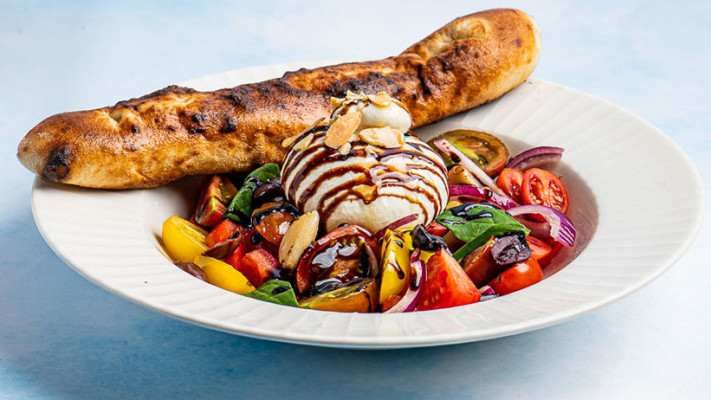 סלט בוראטה בדיוק כמו שסלט בוראטה צריך להיות. ''קפה גרג''