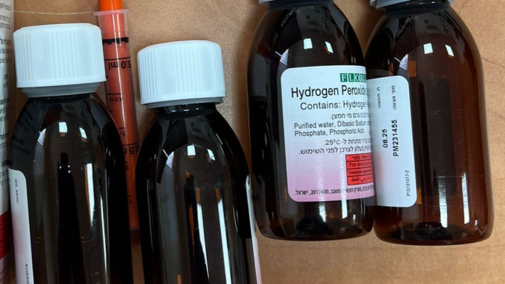 חומרים כימיים שנתפסו בבתיהם של המחבלים 