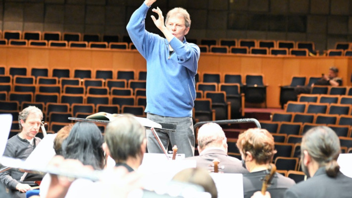 יואל לוי בחזרות, התזמורת הסימפונית חיפה (צילום: ראובן כהן)