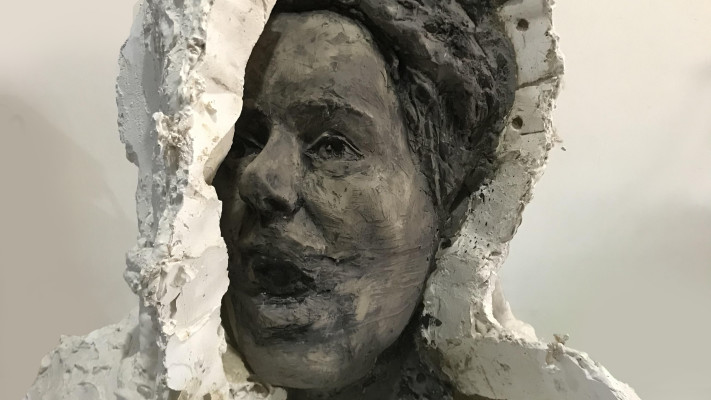 כשהבית כבר לא מרגיש בטוח. גבס גבס פולימרי, מוט אלומיניום, יוטה