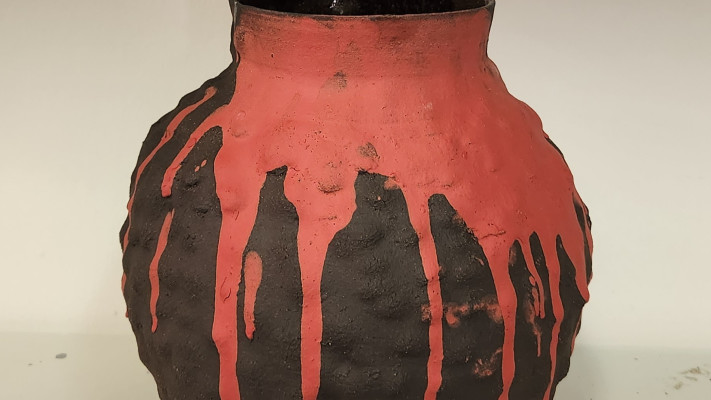 כד שחור אדום בעבודת אבניים, סליפ פורצלן,  זיגוג