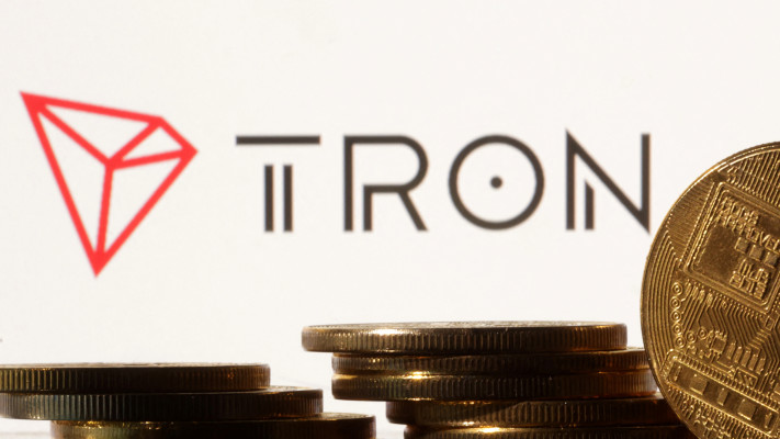 אילוסטרציה: מטבעות קריפטו מול הלוגו של טרון