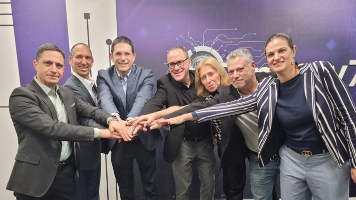 ניקול הוד-סטרו, הראל רם, שלי גורדון, דניאל חיימוביץ', אלון סטופל, שוקי יהודה, רוביק דנילוביץ' (צילום: באדיבות אלביט)