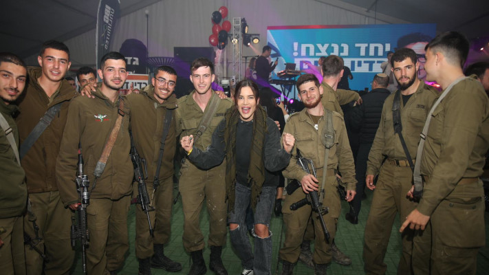 נטלי דדון עם חיילי תותחנים בדרום (צילום: אור גפן)