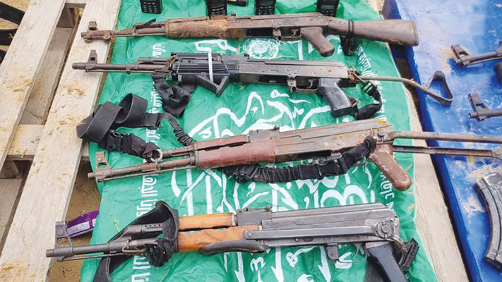 נשק ותחמושת שתפסו הלוחמים בעזה