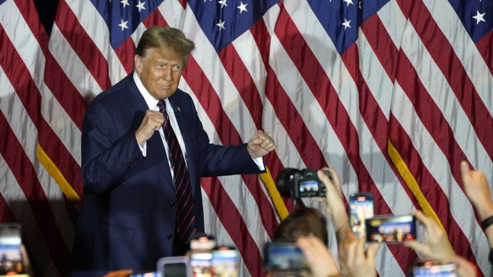 דונלד טראמפ חוגג את הניצחון בפריימריז בניו-המפשייר (צילום: AFP via Getty Images)