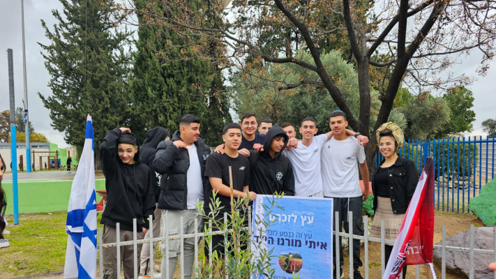 תלמידים של רשת החינוך ''עתיד'' נוטעים עצים לזכר קורבנות ה-7 באוקטובר וחללי צה''ל