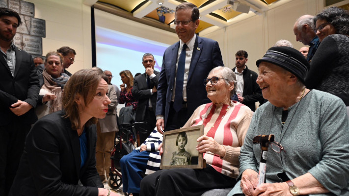 יצחק הרצוג עם ״ילדי הקינדר טרנספורט״