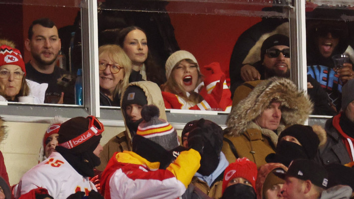 טיילור סוויפט במשחק של טרוויס קלסי (צילום: Jamie Squire/Getty Images)