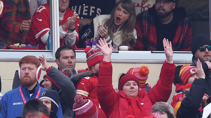 טיילור סוויפט במשחק של טרוויס קלסי (צילום: Jamie Squire/Getty Images)
