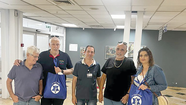 יוסי רובין בביקור אצל פצועים