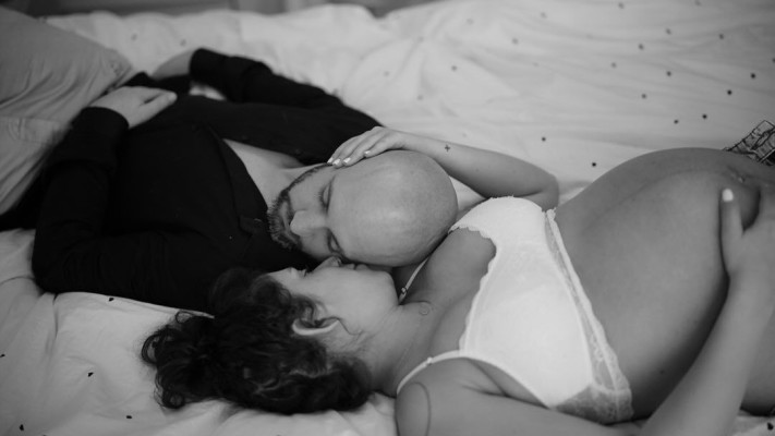 מאי שכטר ומשה יחזקאל בצילומי הריון  (צילום: שירן כפיר)