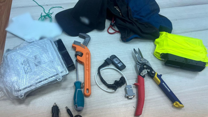 כלי הפריצה שנמצאו אצל שוהים בלתי חוקיים (צילום: דוברות המשטרה)