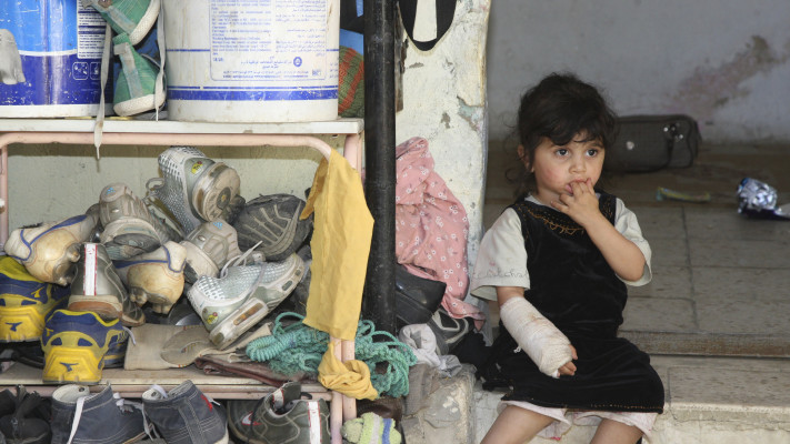 פליטים פלסטינים בירדן: פליטה יושבת במחנה פליטים בעמאן שבירדן