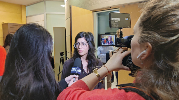 מיכל אוחנה בפריז, עם כלי התקשורת