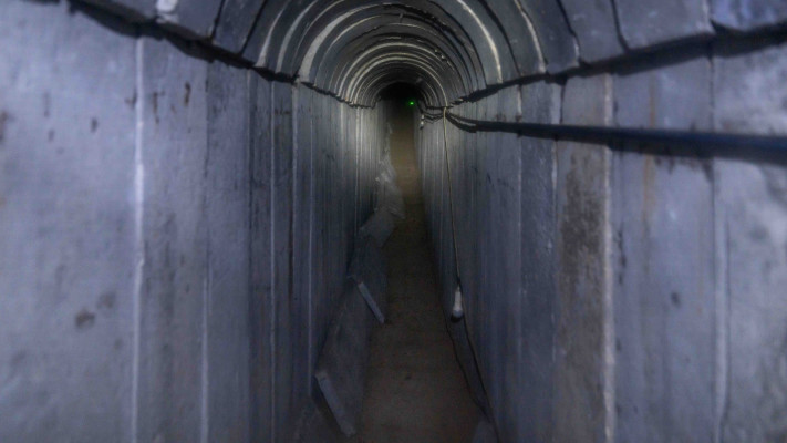 מנהרה תת קרקעית תחת בית הקברות בבני סוהילה בלב ח'אן יונס (צילום: דובר צה''ל)