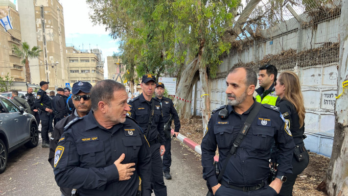 ניצב דני לוי בזירת הפיגוע בחיפה