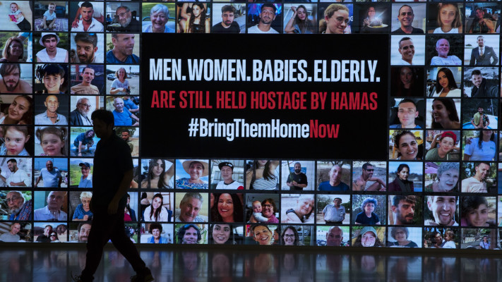שלט להחזרת החטופים (צילום: Amir Levy/Getty Images)