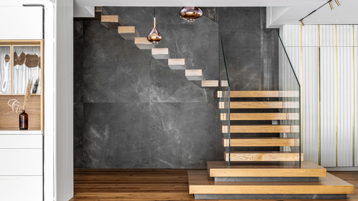 מדרגות עץ חייבות לעמוד בסטנדרטים הרשמיים לבטיחות וחוזק