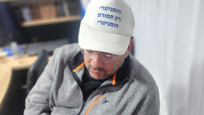 נבו כהן, יועצו של בן גביר עם כובע הקמפיין (צילום: ללא קרדיט)