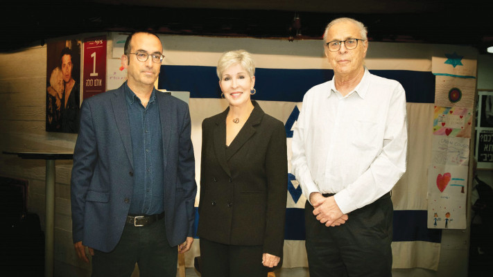 צביקה ניר יו''ר אגודת הסופרות והסופרים, דליה מזור שהנחתה את הארוע וישי שריד  (צילום: ארנסט ארנוב)