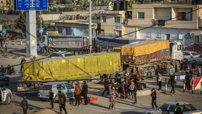 משאיות סיוע לעזה במעבר הגבול כרם שלם. 17 בינואר 2024 (צילום: עבד רחים חטיב פלאש 90 )