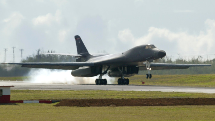 מפציץ B-1 של צבא ארצות הברית (צילום:  REUTERS/Issei Kato)