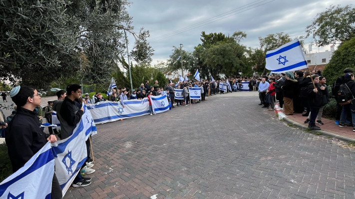 מלווים למנוחת עולמים את רס''ל (מיל) שמעון אסולין  (צילום: דוברות עיריית בית שמש)