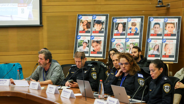 נציגי המשטרה בדיון עם משפחות נרצחי מסיבת הנובה ברעים (צילום: נועם מושקוביץ, דוברות הכנסת)
