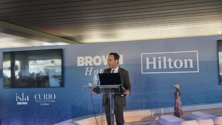 ליאון אביגד, מייסד ובעלים משותף של מלונות בראון