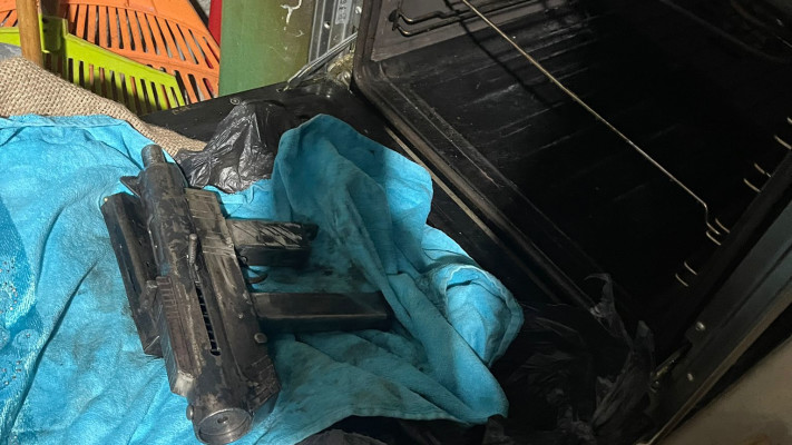 נשק שהוסלק בתנור (צילום: דוברות המשטרה)