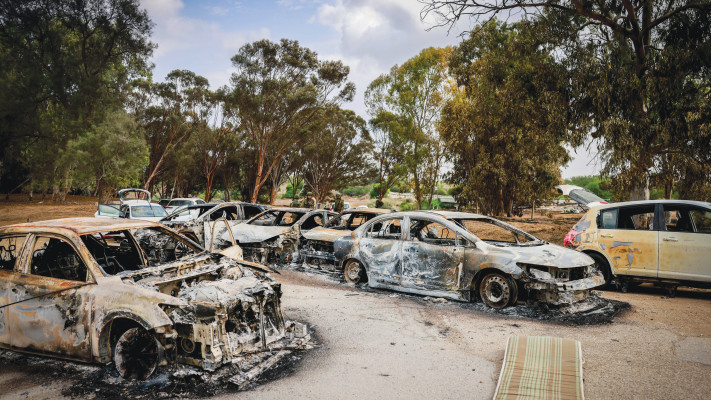 מכוניות שרופות באזור המסיבה ברעים