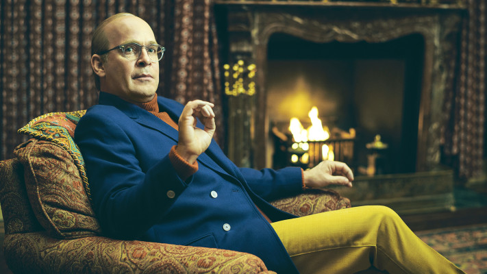 טום הולנדר בתפקיד טרומן קפוטה בסדרה ''אויבות'', עונה 2