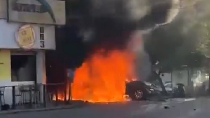 כלי טיס של חיל אוויר תקף רכב בדרום לבנון  (צילום: רשתות ערביות)