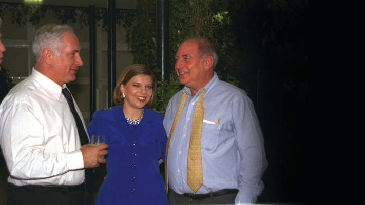 שנת 1999. ביבי נתניהו, שרה וארתור פינקלשטיין (צילום: עמוס בן גרשום, לע''מ)