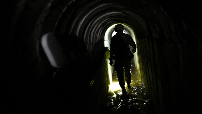 מנהרה מתחת למטה אונר''א בעזה (צילום: REUTERS/Dylan Martinez)