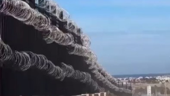 חומת הענק בגבול מצרים-עזה (צילום: רשתות ערביות)
