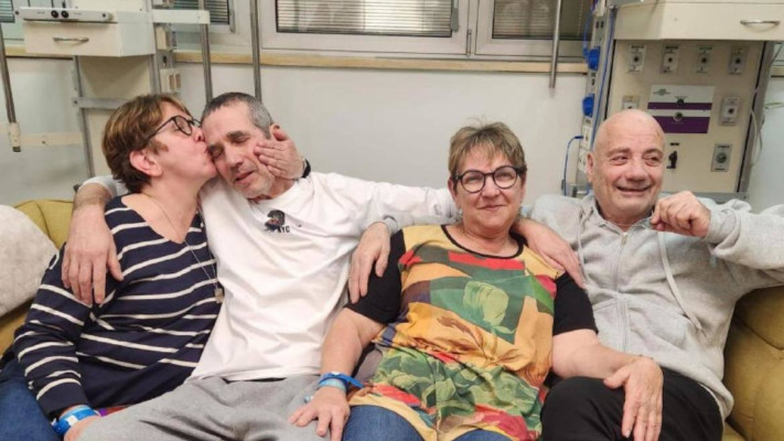 החטופים שחולצו ברגעי האיחוד עם נשותיהם