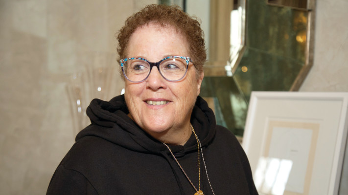 בתיה הולין, אמנית מכפר עזה