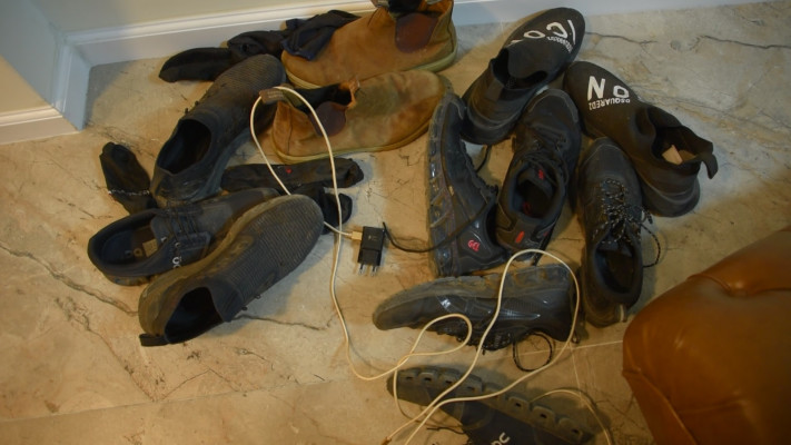 הנעליים שאותרו על פי החשד בדירת המסתור (צילום: דוברות המשטרה)