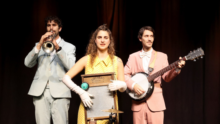 ספיצלס. תיאטרון הדופנ פתח תקווה